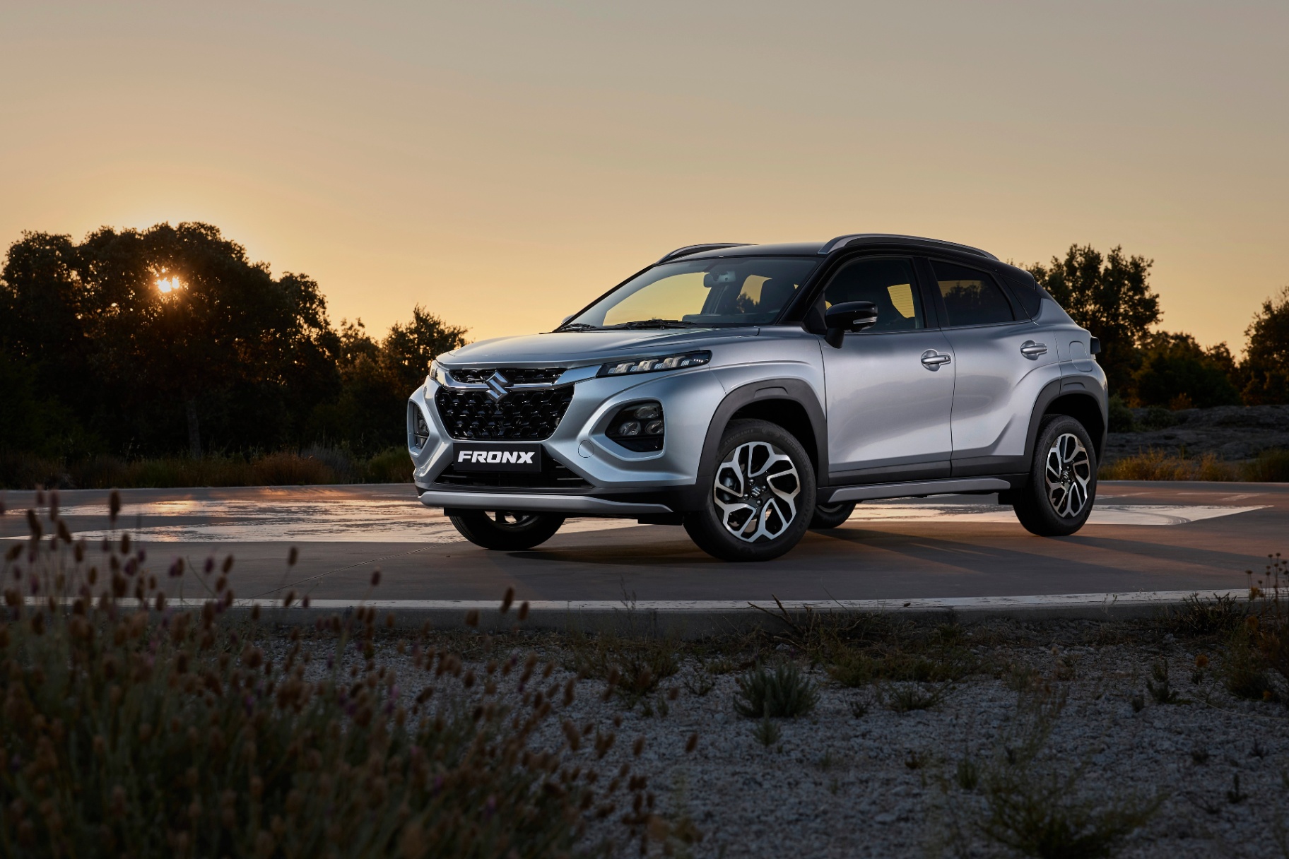 Suzuki Fronx — منظر جانبي عند الغروب