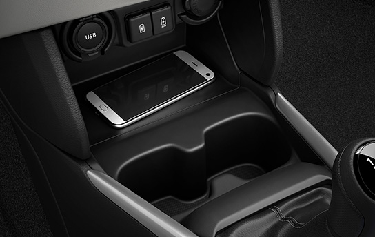 Suzuki Swift — شحن لاسلكي للهاتف