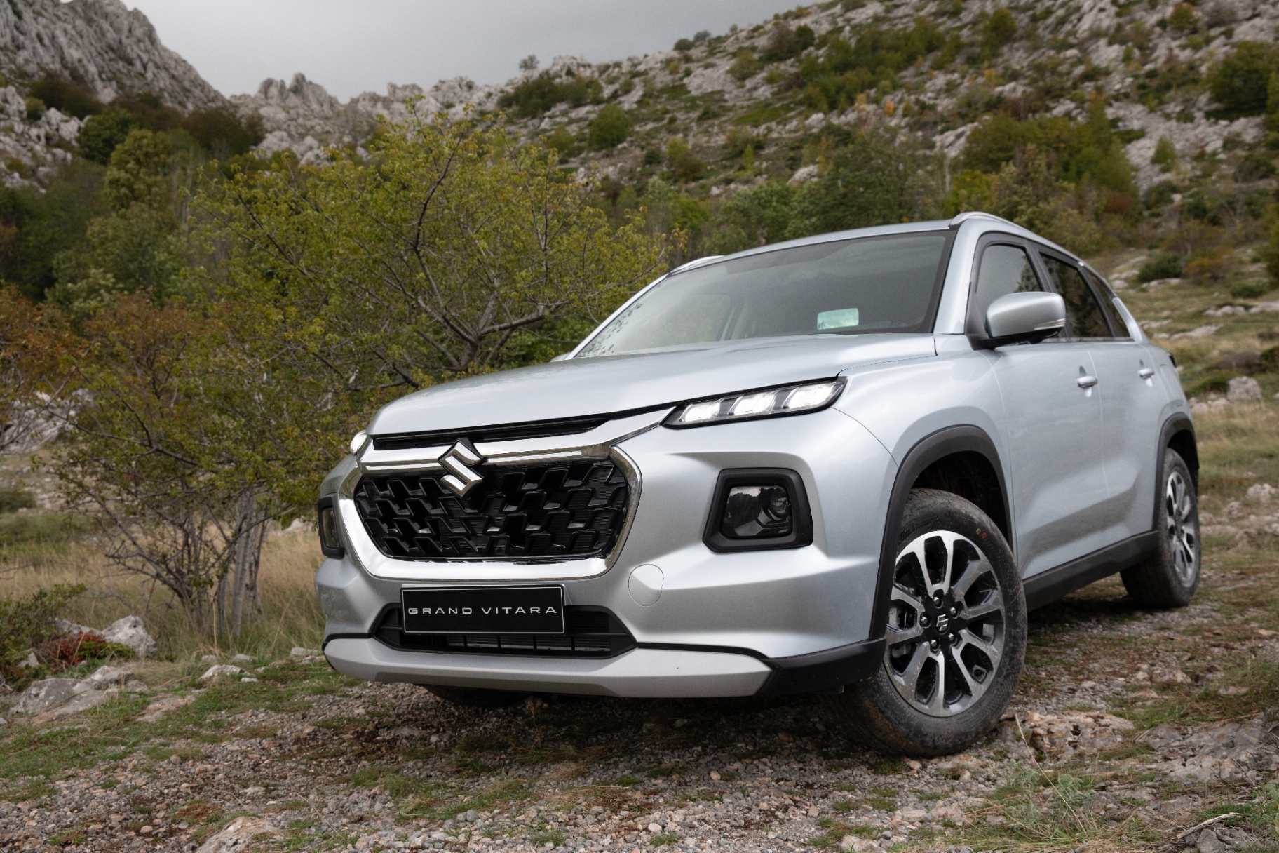 Suzuki Grand Vitara — الواجهة الأمامية في الجبال